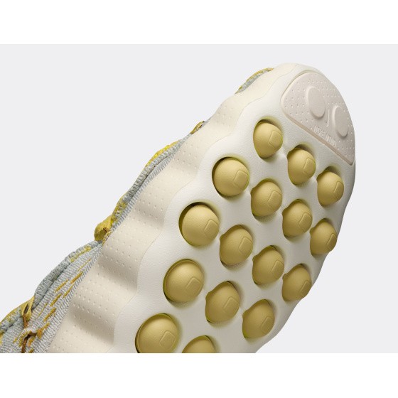 Nike Mind 002 Flyknit Light Bone Saturn Gold
