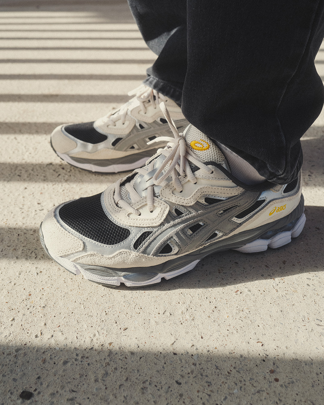 ASICS Gel-NYC cream usado no pé em degraus, luz natural