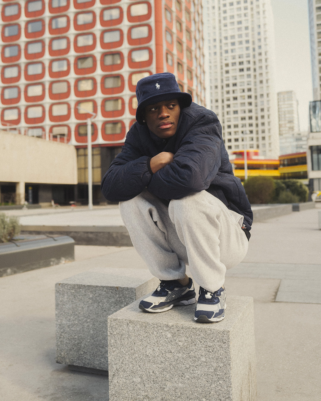 Look urbano com ASICS Gel-NYC navy na cidade